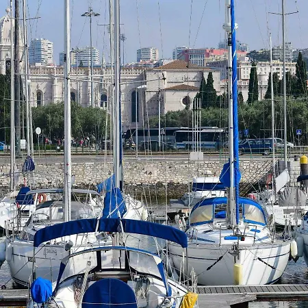 Πλωτό κατάλυμα Luxury Yacht - Can Also Sail, Or Sleep In Cascais!