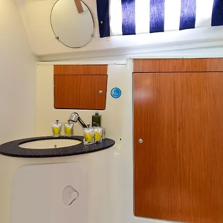 Πλωτό κατάλυμα Luxury Yacht - Can Also Sail, Or Sleep In Cascais! *